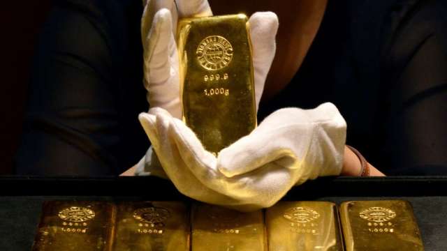 〈貴金屬盤後〉黃金期貨本周重挫近4% 連跌四周逼近1800美元關卡 (圖:AFP)