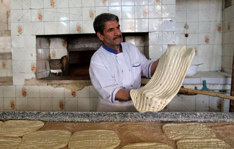 伊朗面粉类主食价格狂飙达 300%，民怨四起。(图: AFP)(photo:CnYes)