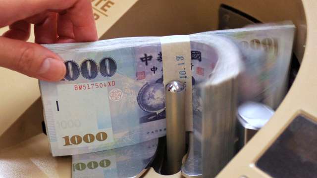 〈台幣〉匯市交投清淡 升轉貶收29.814元。(圖：AFP)