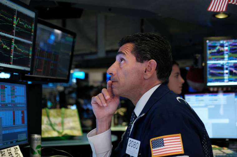 對大多數投資人來說，試圖對市場趨勢做出反應可能會適得其反 (圖片：AFP)