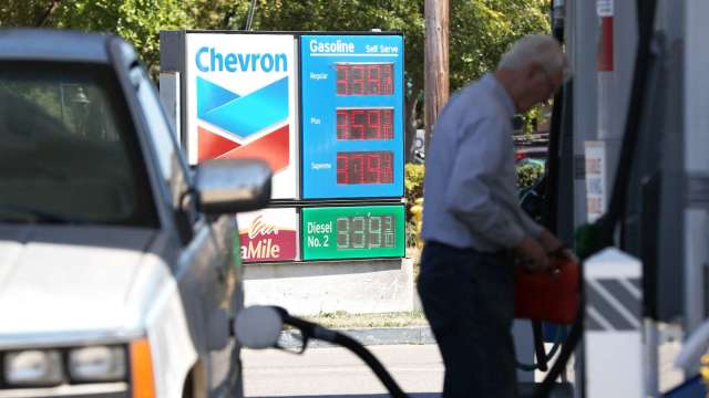 全美汽油均價突破4美元 小摩：只是開端 今夏恐飆破6美元 (圖片:AFP)