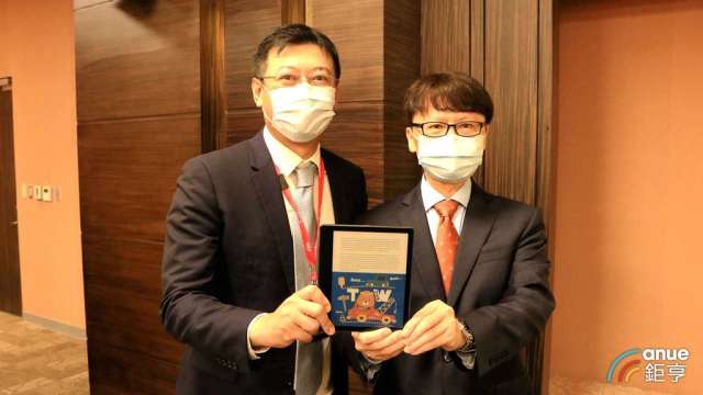 元太董事長李政昊(左)、總經理甘豐源(右)。(鉅亨網資料照)