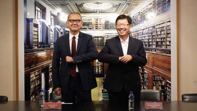 左起為國巨董事長陳泰銘、鴻海董事長劉揚偉。(圖：鴻海及國巨提供)