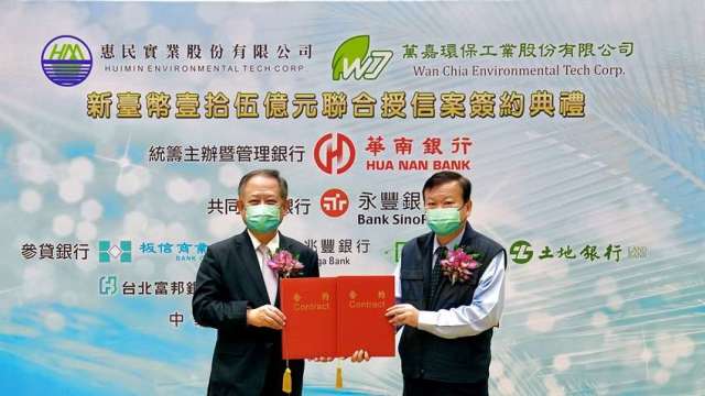 華南銀行董事長張雲鵬(左)與民實業創辦人吳萬益(右)完成簽約儀式並換約。(圖：華銀提供)