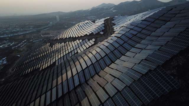 中國太陽光電企業淡季不淡。(圖: AFP)