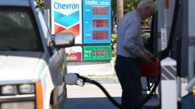 高油價讓一小部分消費者改變開車習慣。(圖: AFP)