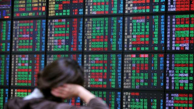 台股跌逾百點失守16600點 三大法人聯手賣超104.52億元。(圖:AFP)