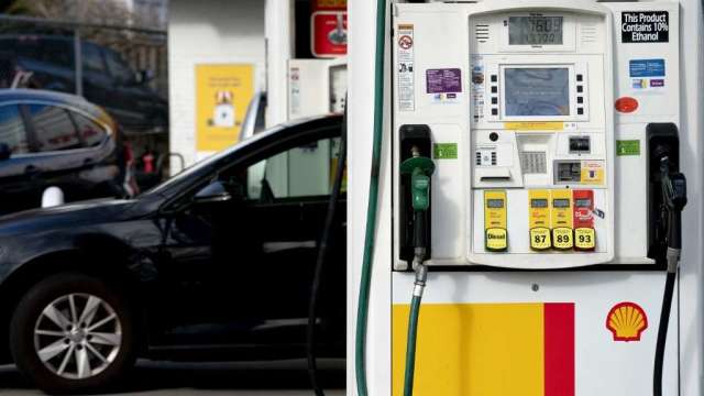 汽油價格走高 消費量卻下跌。（圖：AFP）