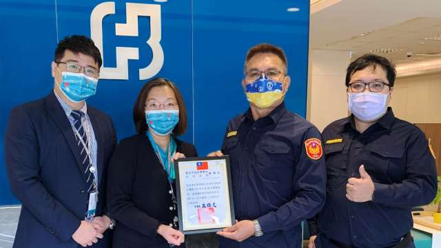 北富銀大同分行成功阻詐獲台北市警局大同分局致贈感謝狀。(圖：台北富邦銀行提供)