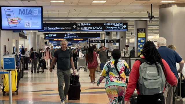 美國政府將取消國際航空入境旅客新冠病毒篩檢要求。（圖：AFP）