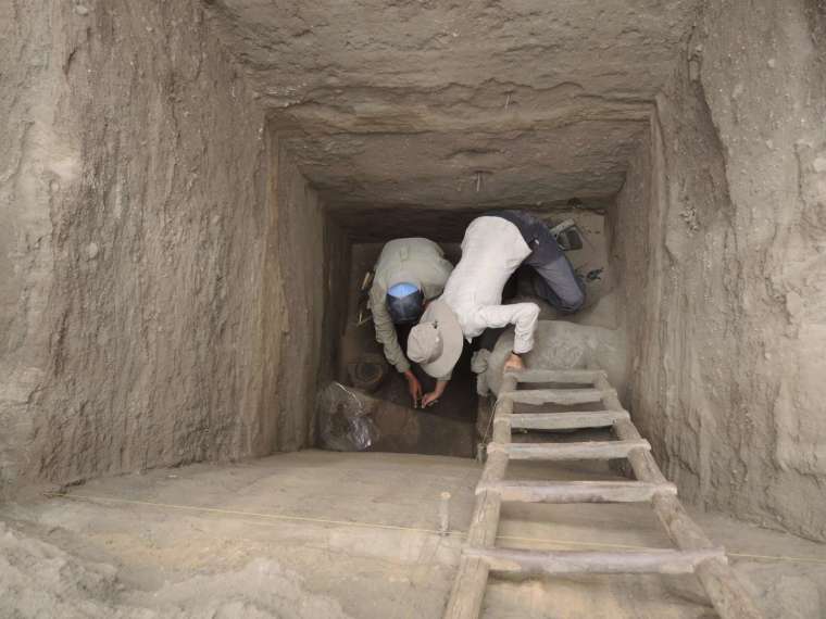 考古學家在深達 5 公尺的探坑內工作。 圖｜陳珮瑜