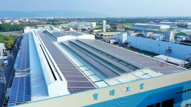 寶緯於北斗廠區整廠建置屋頂型太陽能系統，裝置總容量約850kW。(圖：寶緯提供)
