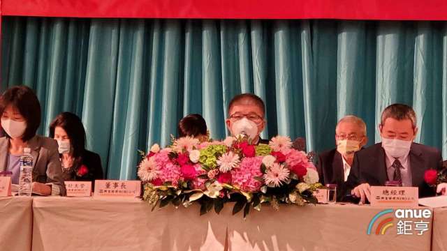 興富發今天股東會由董事長曹淵博(中)主持。(鉅亨網記者張欽發攝)