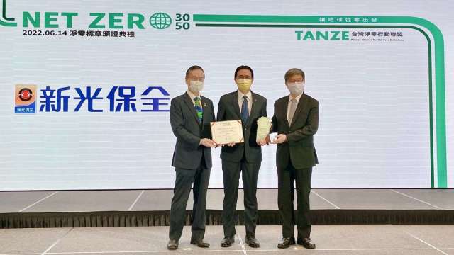 新保獲得由台灣永續能源研究基金會授予淨零綠級標章，中為新保資深副總經理黃春明。(圖：新保提供)