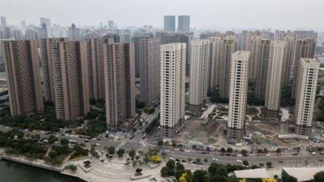 中國5月新屋房價連續第九個月走下坡。(圖: AFP)