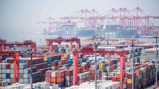 拜登簽署海運改革法 盼改善港口貨物堆積問題並抑制通膨 (圖:AFP)