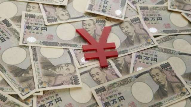 日圓直直落現鈔賣出驚見0.2217 換5萬台幣多賺5500元。(圖:AFP)