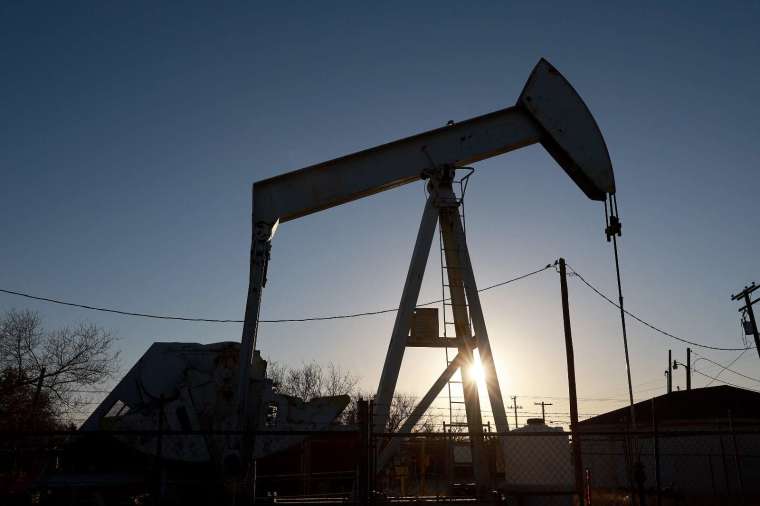 自 5 月底以來，國際油價已震盪走低。(圖片：AFP)