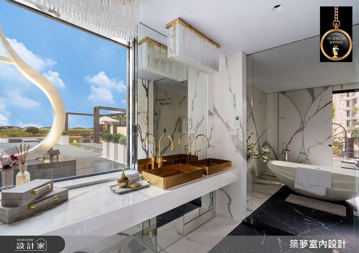 衛浴區以純白大理石紋理的漫延，搭配精緻的洗手台，以及知名設計師Kelly Hoppen 所設計的 Serenity 系列浴缸，讓洗浴空間也如同現代藝廊般優雅。