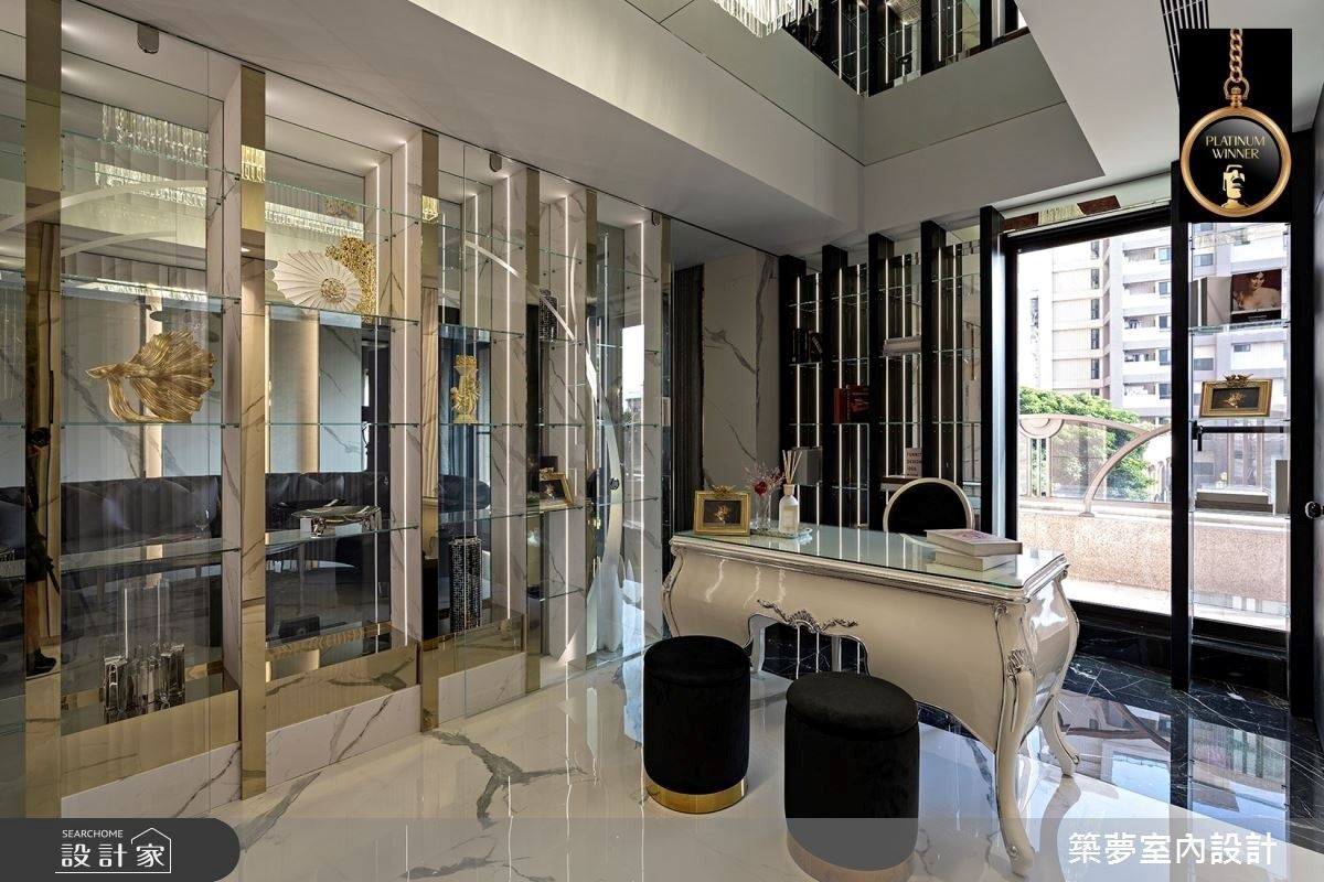 客廳和書房之間以玻璃展示櫃作為領域劃分，釋放更遼闊大器的視野，並可運用電控玻璃科技，給予充足的空間隱私。