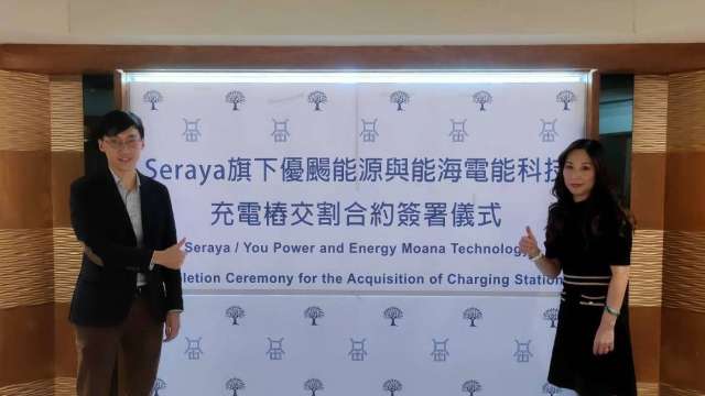 Seraya Partners CEO Ivan Chern(左)、能海電能董事長林純如(右)簽訂交付合約。(圖:業者提供)