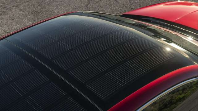 電動車電池大短缺 鈣鈦礦太陽能車頂是解藥（圖：AFP）