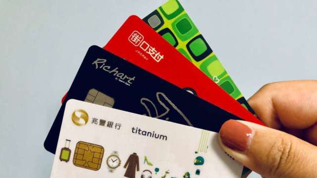 銀行搶電商促刷商機  推跨平台消費模式祭千元起回饋金。(圖：兆豐銀行提供)