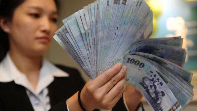 〈台幣〉匯價偏貶整理 力守29.8元關卡。(圖：AFP)