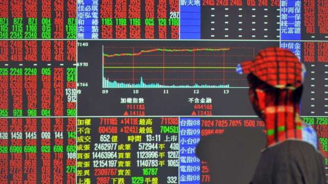 金融傳產助攻 台股破底翻漲132點收14349點 高低震盪388點。(圖：AFP)