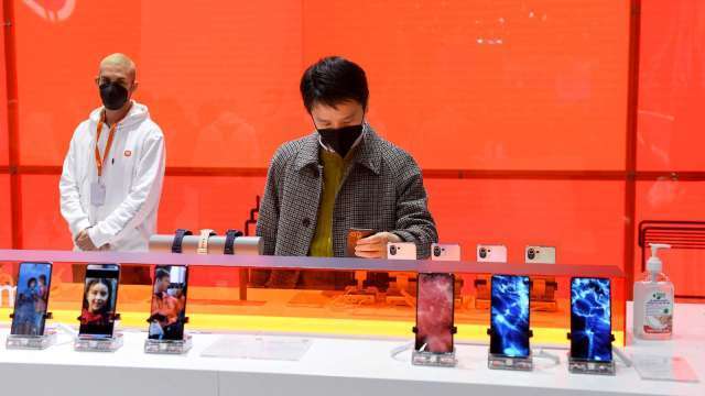 手機、小家電等消費類產品需求減弱。(圖: AFP)