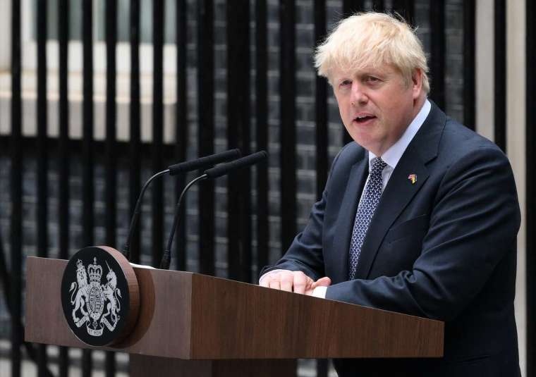 英國內閣逾 40 官員辭職逼宮，首相強生週四宣布辭職 (圖片：AFP)