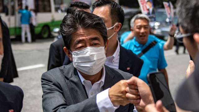 日本前首相安倍晉三演說中倒下流血 現場傳槍響 一男子遭逮 (圖片：AFP)