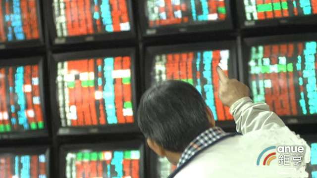 存股族撿便宜 00878今年定期定額增加3.7萬戶。(鉅亨網資料照)