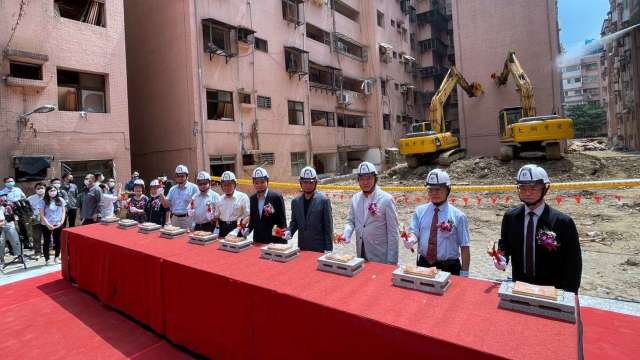 台北市民生社區的延壽國宅J區3000坪基地都更案，12日進行拆除。(圖：中工提供)