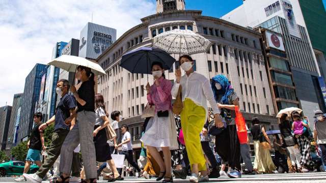 日本疫情復燃 截至周二傍晚單日新增確診已衝破7萬例 (圖片：AFP)