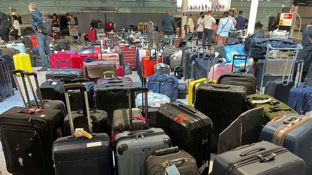 旅客太多吃不消 倫敦希斯洛機場要求停售夏季機票、限出境人數 (圖:AFP)