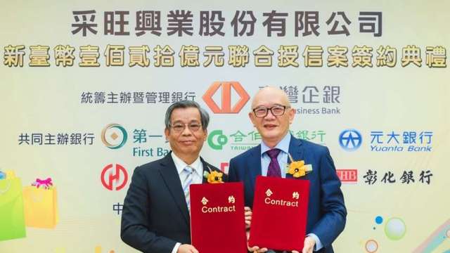 台企銀主辦采旺興業聯貸案,由台企銀董事長林謙浩(左)及特力集團總裁何湯雄(右)代表簽約。(台企銀提供)