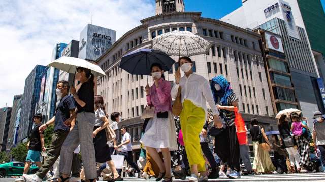 日本疫情急遽升溫 單日新增確診破15萬例創新高 (圖片:AFP)