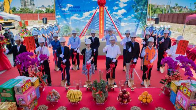 智邦竹北AI園區今舉行奠基典禮，左起第四位為董事長林明蓉（圖：業者提供）