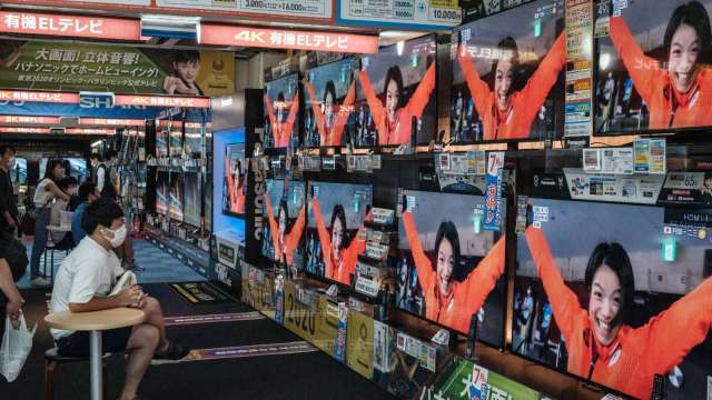 日經：６月小尺寸電視用LCD面板價格月減15% 庫存過剩情況依舊 (圖片：AFP)