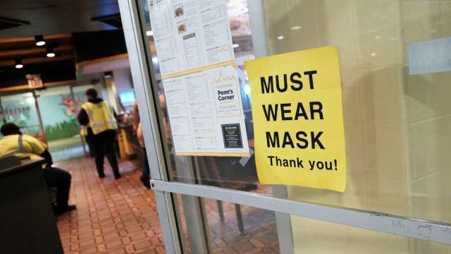 美新冠疫情升溫 CDC：87%美國人口室內應戴或考慮戴口罩 (圖片:AFP)