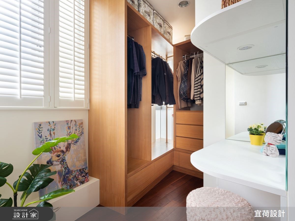 17坪小宅將衣櫃設計在床頭後方，形成自然的獨立更衣間。
