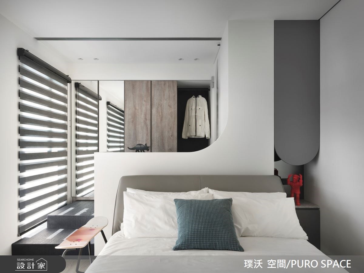 主臥的白色圓弧半高牆界定睡眠與衣櫥區，一樣能享受獨立更衣間的儀式感。