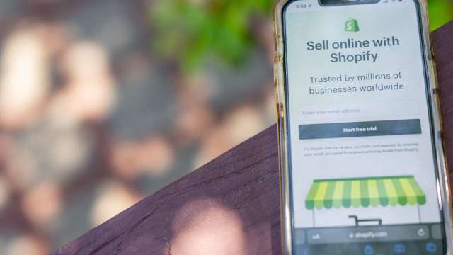 〈財報〉Shopify第二季慘虧逾12億美元 但財測撐腰 盤中漲逾12%(圖片:AFP)