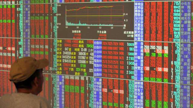 台股收復萬五 外資回頭大買 三大法人買超141.84億元。(圖:AFP)