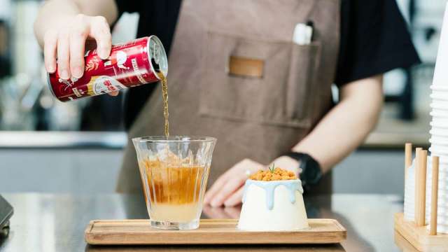 「夢想上路特約店」新竹日遲咖啡將沙士融入西西里咖啡及蛋糕中，打造美味的黑松沙士套餐。(圖：黑松提供)