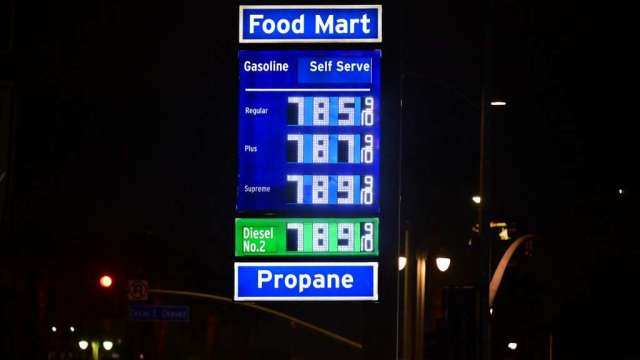 美國汽油價格5個月來首度降至4美元以下。（圖：AFP）