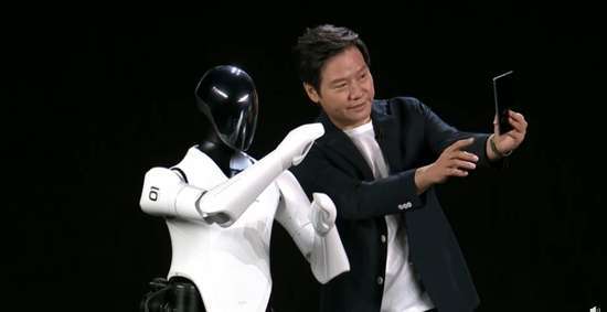 小米董事長雷軍在秋季新品發表會上公布全尺寸人形彷生機器人。(圖片：擷取自小米發表會)