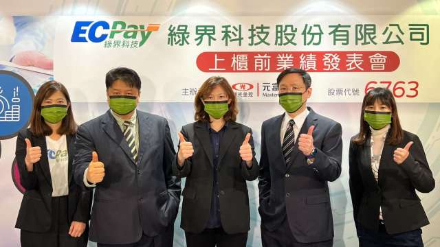 綠界科技董事長林雪慧(中)、總經理黃華勇(左二)。(圖：綠界提供)