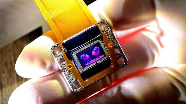 工研院投入高難度的micro-LED研發，推出全球首款「micro-LED微型全彩顯示器」。(圖：工業技術與資訊月刊)